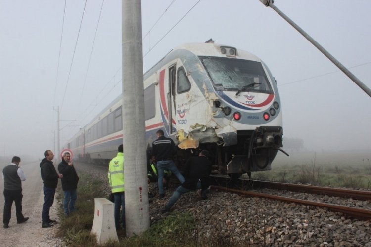 İzmir'de yolcu treni TIR'a &ccedil;arptı!