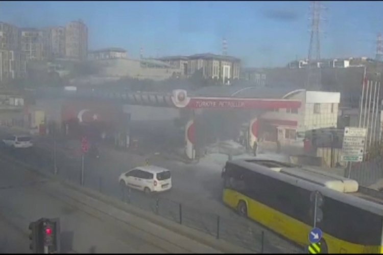İstanbul'da akaryakıt istasyonunda pompaya otomobil &ccedil;arptı!