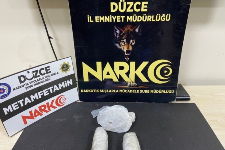 D&uuml;zce'de yakalanacaklarını anlayınca uyuşturucuyu ara&ccedil;tan attılar