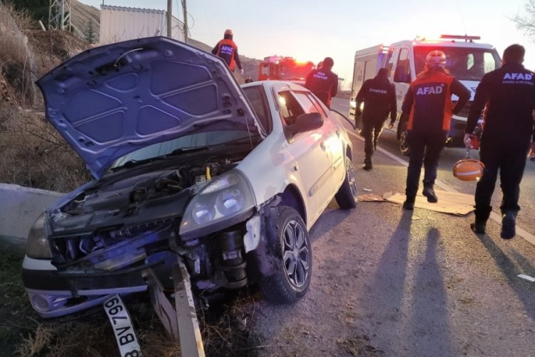 Sivas'ta otomobil bariyerlere &ccedil;arptı! 4 yaralı