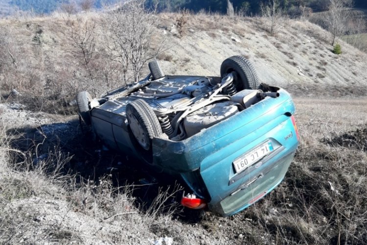 Bolu'da otomobil şarampole devrildi: 2 yaralı