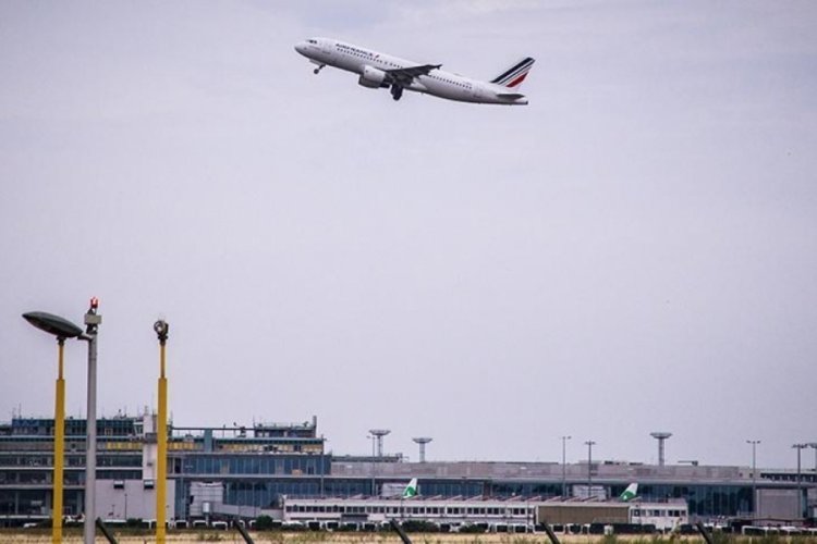 Paris'te akılalmaz olay! U&ccedil;ağın iniş takımında ka&ccedil;ak yolcu bulundu
