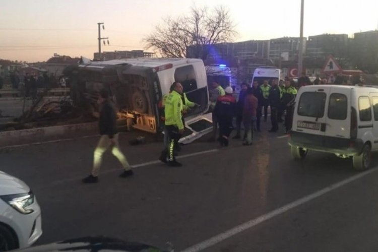 Afyonkarahisar'da ref&uuml;je devrilen minib&uuml;steki 12 kişi yaralandı