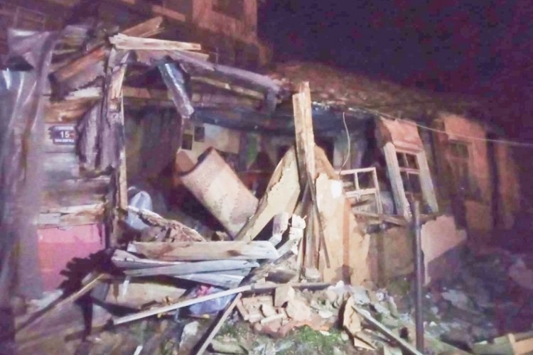 Edirne'de kerpi&ccedil; ev &ccedil;&ouml;kt&uuml;, yaşlı kadın son anda kurtuldu