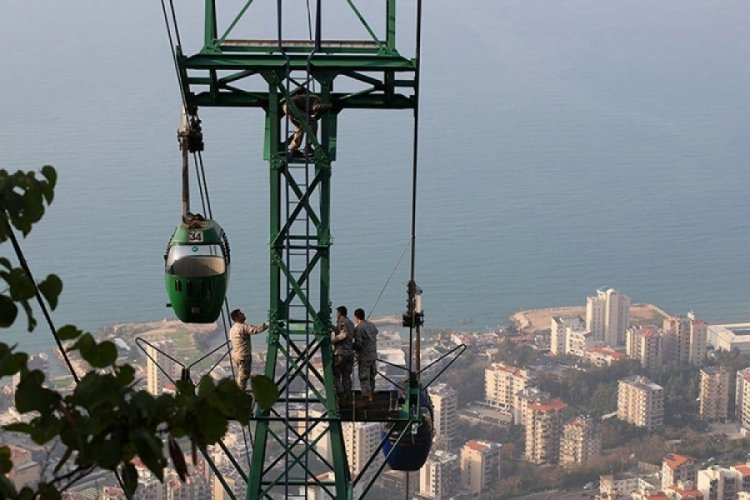 L&uuml;bnan'da 19 kişi teleferikte mahsur kaldı