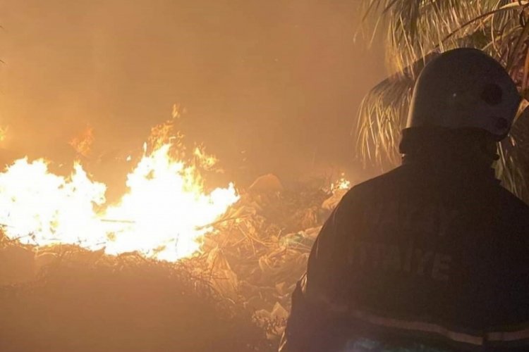 Hatay'da &ccedil;&ouml;pl&uuml;k alanda yangın!