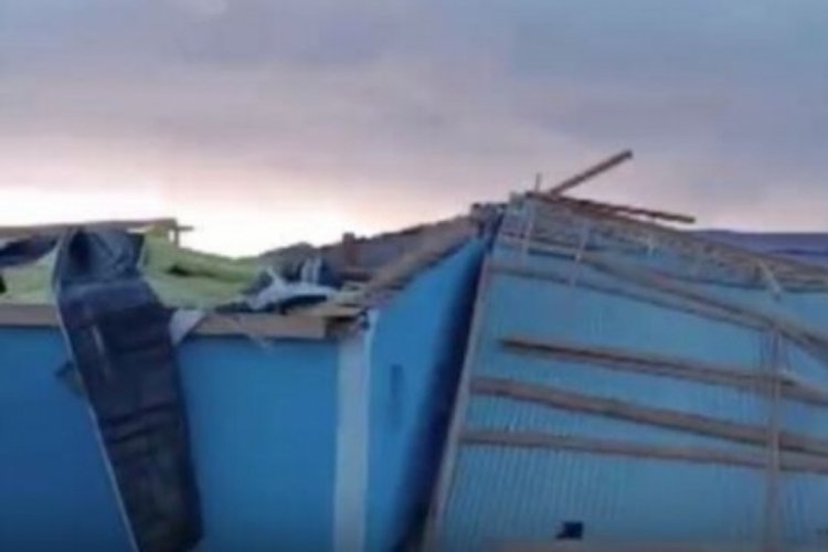 Ardahan'da şiddetli fırtına y&uuml;z&uuml;nden 8 binanın &ccedil;atısı u&ccedil;tu