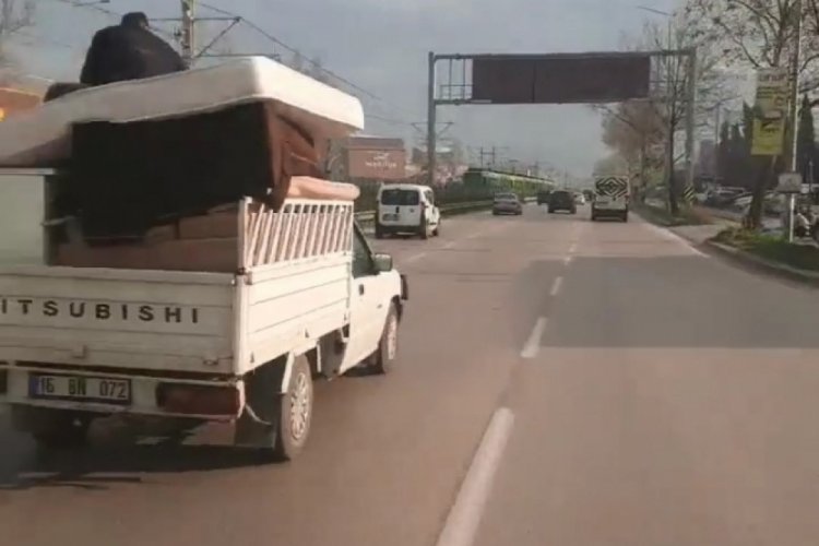 Bursa'da kamyonda tehlikeli yolculuk