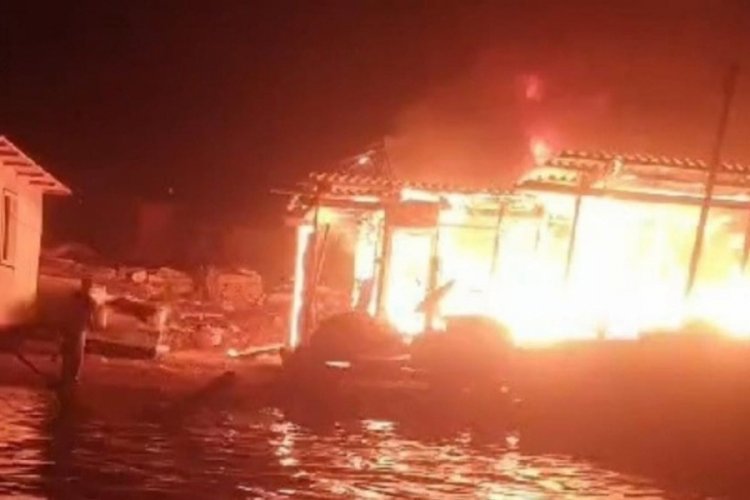 Evi yanan adamın &ccedil;aresizliği... Tek başına m&uuml;cadele etti