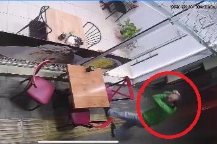 Bursa'da d&uuml;kkanın kapısını g&ouml;rmeyen m&uuml;şteri, kafasını &ccedil;arptı