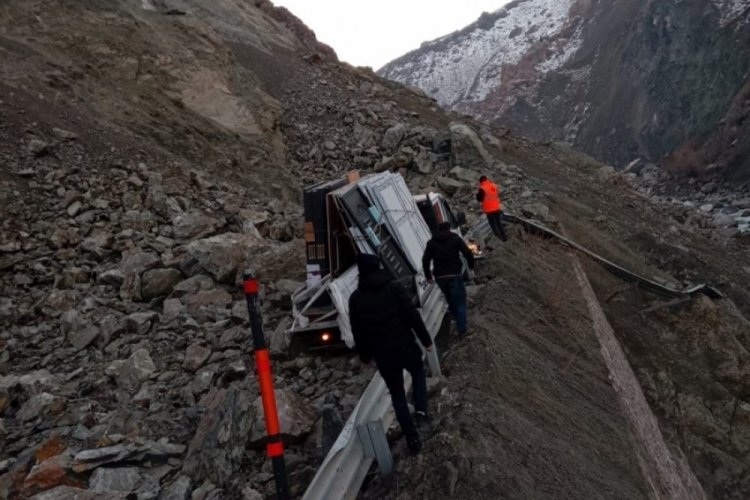 Hakkari-Van kara yolunda heyelan: Kamyonet kayaların altında kaldı