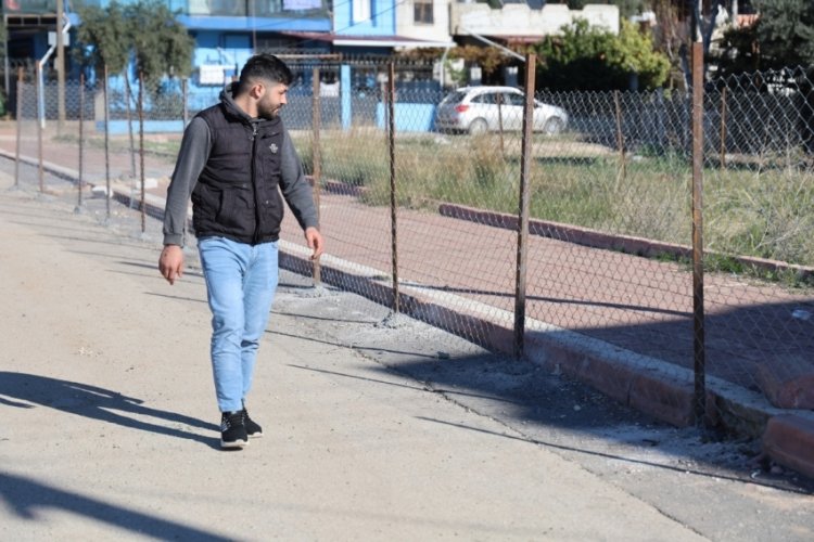 Tapulu arazim deyip kaldırımı telle &ccedil;evirdi