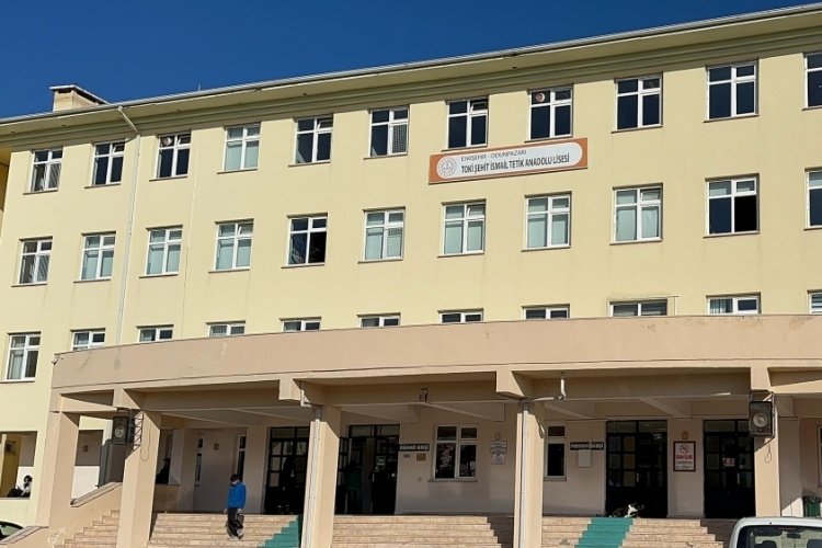 Okuldan izinsiz &ccedil;ıkmak isteyen &ouml;ğrenci y&uuml;ksekten d&uuml;şerek yaralandı
