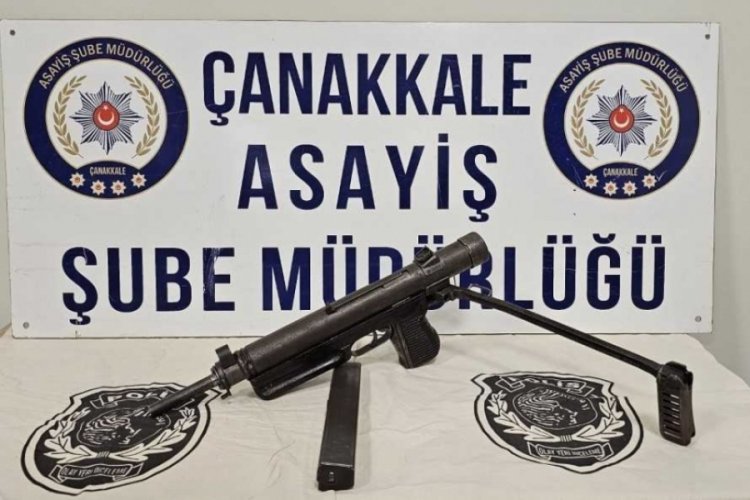 &Ccedil;anakkale'de evinde otomatik tabanca ele ge&ccedil;irilen ş&uuml;pheli g&ouml;zaltına alındı