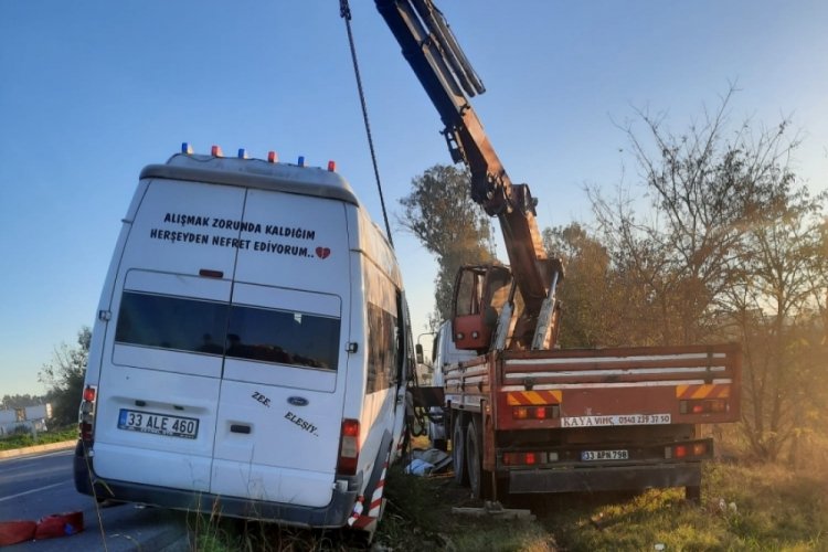 Mersin'de minib&uuml;s&uuml;n altında kalan vin&ccedil; operat&ouml;r&uuml; hayatını kaybetti