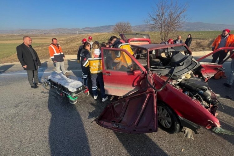 Amasya'da bariyerlere &ccedil;arpan otomobilde sıkıştı!