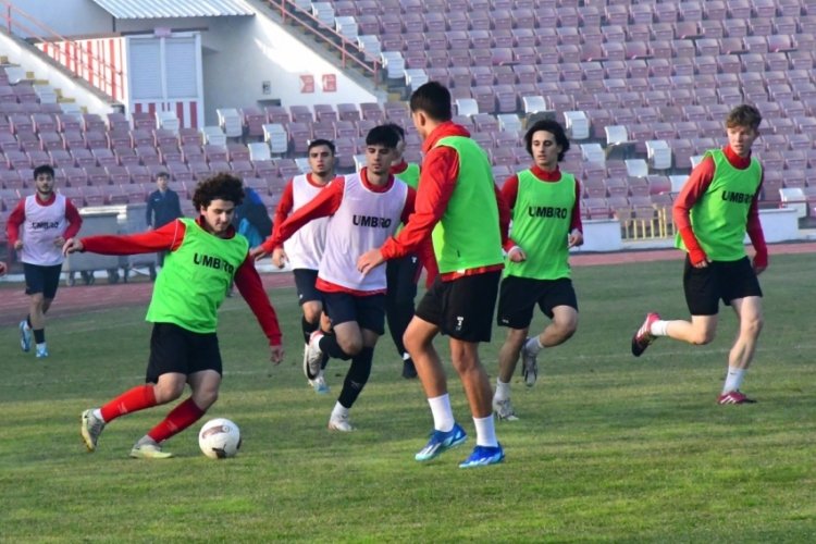 Balıkesirspor &ccedil;alışmalarını aralıksız s&uuml;rd&uuml;r&uuml;yor