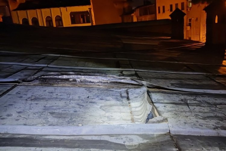 Bursa'da 17 yaşındaki ş&uuml;pheli kurşun levhaları &ccedil;almak isterken yakalandı