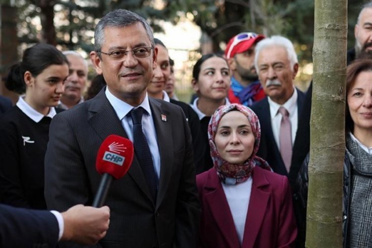 &Ouml;zg&uuml;r &Ouml;zel parti genel merkezinin bah&ccedil;esine ağa&ccedil; dikti