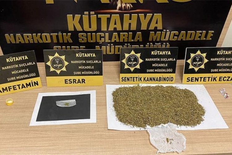 K&uuml;tahya'da uyuşturucuyu yola d&ouml;k&uuml;p ka&ccedil;maya &ccedil;alışan ş&uuml;pheliler tutuklandı