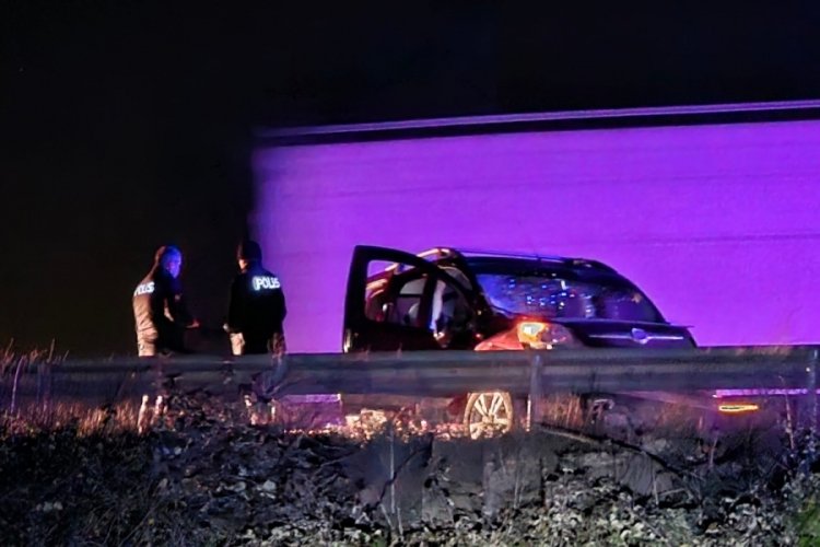 Sakarya'da hafif ticari ara&ccedil; &ouml;nce tıra sonra bariyerlere &ccedil;arptı