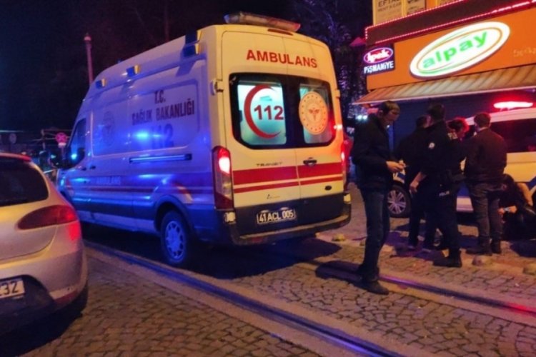 Kız arkadaşıyla y&uuml;r&uuml;rken bı&ccedil;aklı saldırıya uğradı