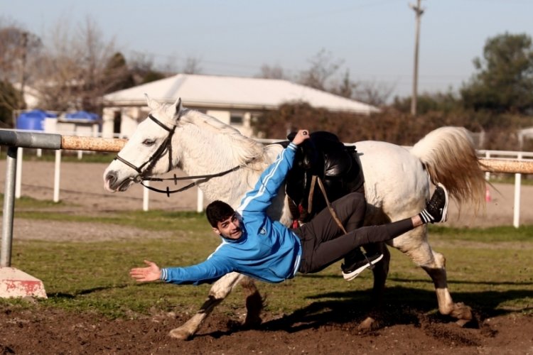 Bursa'da at üzerinde yaptığı tehlikeli hareketlerle yürekleri ağza getiriyor