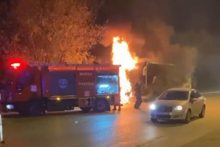 Bursa'da servis otob&uuml;s&uuml; alev alev yandı