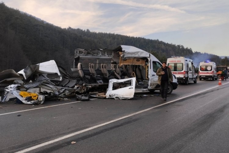 Bolu'da tem kamyonu yolcu minib&uuml;s&uuml;ne &ccedil;arptı; &ouml;l&uuml; ve yaralılar var