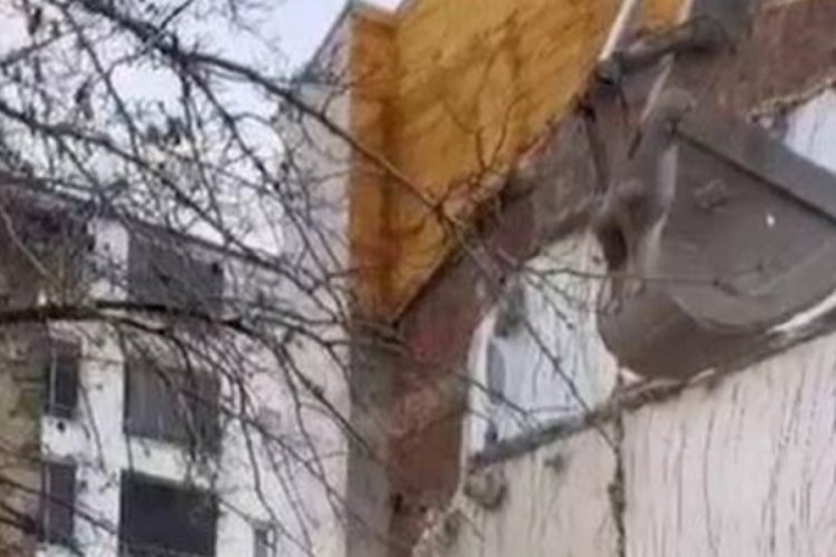 Hasarlı binayı yıkarken sağlam binaya zarar verdiler