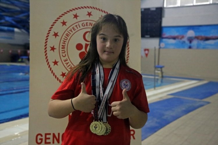 Down sendromlu y&uuml;z&uuml;c&uuml; Elif Oral, d&uuml;nya şampiyonluğu i&ccedil;in kula&ccedil; atacak