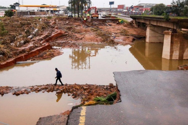 G&uuml;ney Afrika'da sel felaketinde &ouml;lenlerin sayısı artıyor