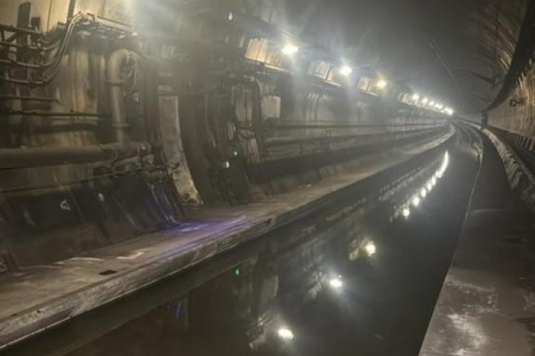 İngiltere'de t&uuml;neli su bastı, tren seferleri iptal edildi