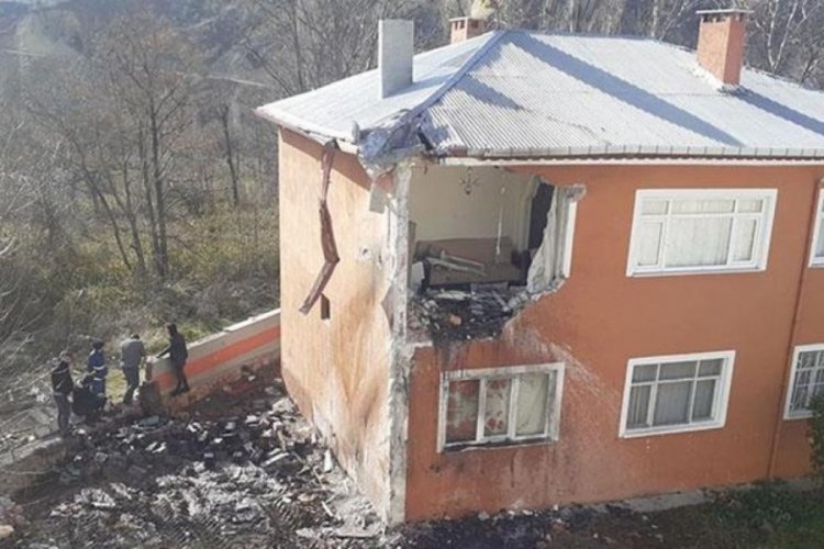 10 metreden u&ccedil;an kamyon evin ikinci katına &ccedil;arptı