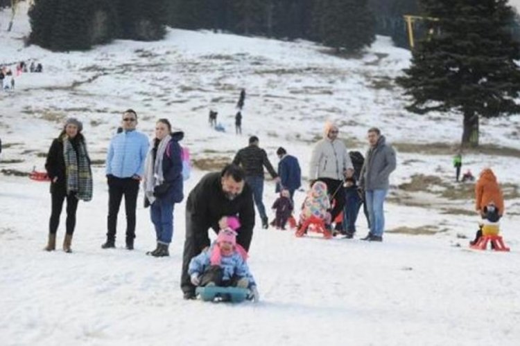 Burası Uludağ! Kayak i&ccedil;in geldiler, kızakla idare ettiler