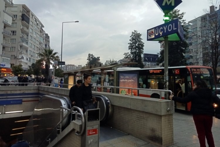 İzmir'de metroda y&uuml;r&uuml;yen merdiven kazası: 5 yaralı