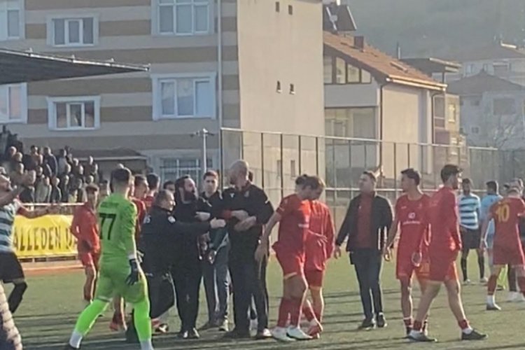 Karasuspor-G&ouml;r&uuml;kle ipekspor ma&ccedil;ında saha karıştı!