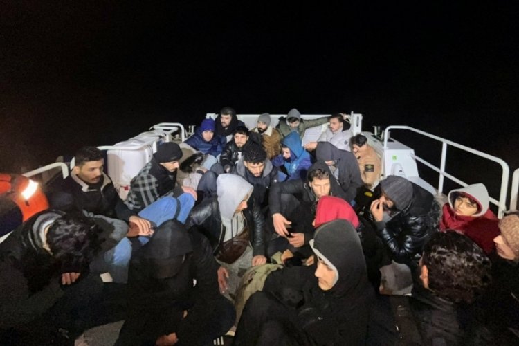 Yunanistan'ın &ouml;l&uuml;me ittiği 57 d&uuml;zensiz g&ouml;&ccedil;men kurtarıldı