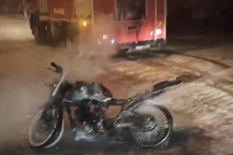 Elazığ'da seyir halindeki motosiklet yandı