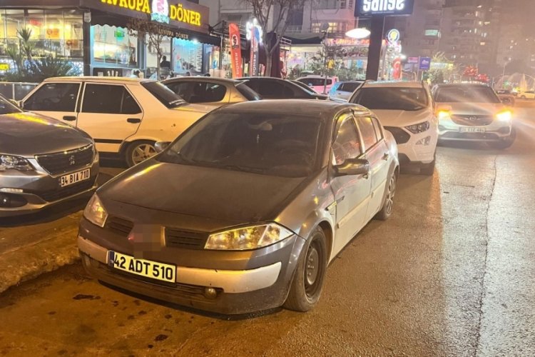 Adana'da gelişi g&uuml;zel park edilen ara&ccedil;lar trafiği etkiliyor