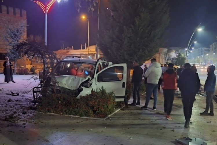 Niğde'de kaza yapan s&uuml;r&uuml;c&uuml; aracı bırakıp ka&ccedil;tı