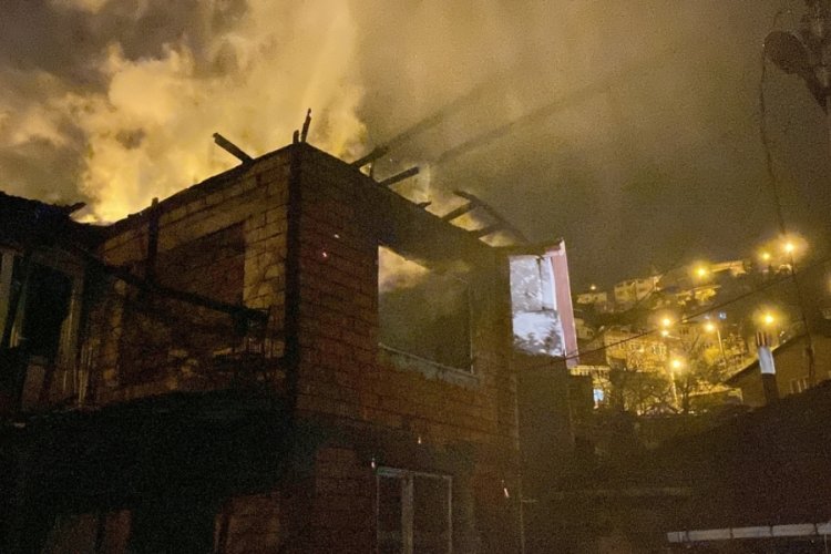 Zonguldak'ta bir ev &ccedil;ıkan yangında kullanılamaz hale geldi