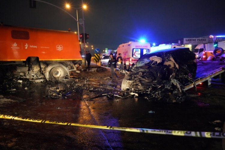 İstanbul'da cip, yol temizleme aracına &ccedil;arptı! 2 &ouml;l&uuml;, 2 yaralı