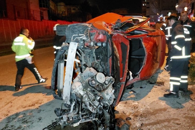 Samsun'da otomobil beton direğe &ccedil;arptı! 2 yaralı
