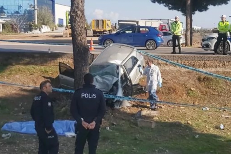Antalya'da kazada 17 yaşındaki s&uuml;r&uuml;c&uuml; &ouml;ld&uuml;, 8 yaşındaki kardeşi yaralı