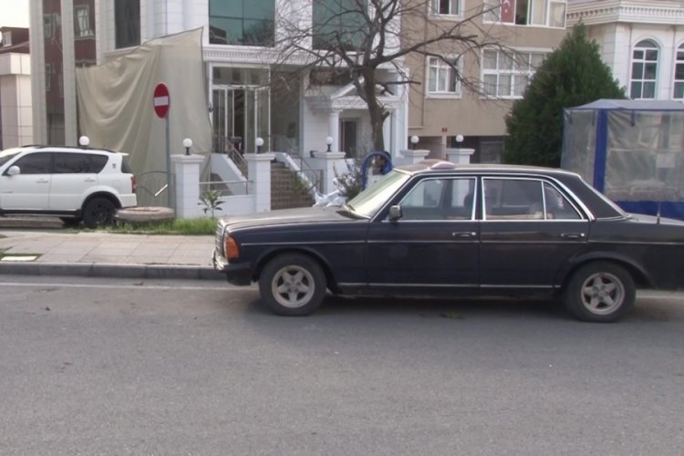 İstanbul'da kaldırım taşı ile park halindeki otomobilin camlarına vurdu!