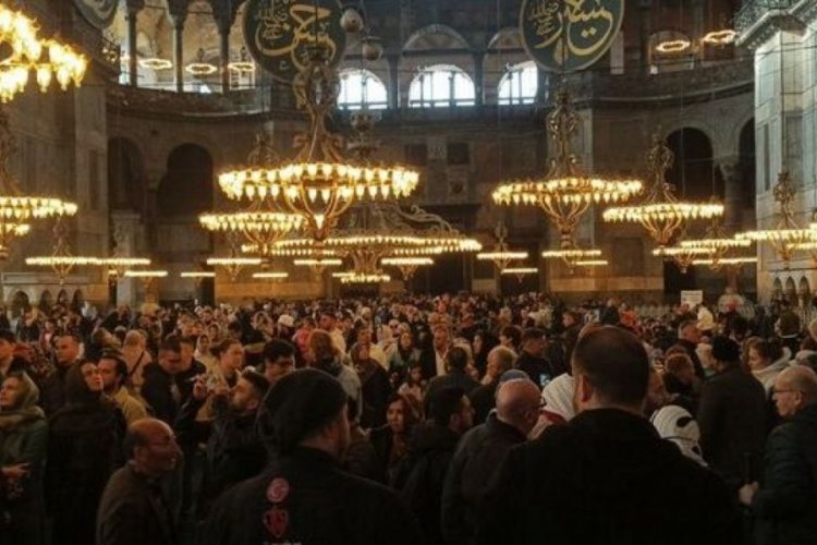 Ayasofya-i Kebir Cami-i Şerifi'ne ziyaret&ccedil;i akını