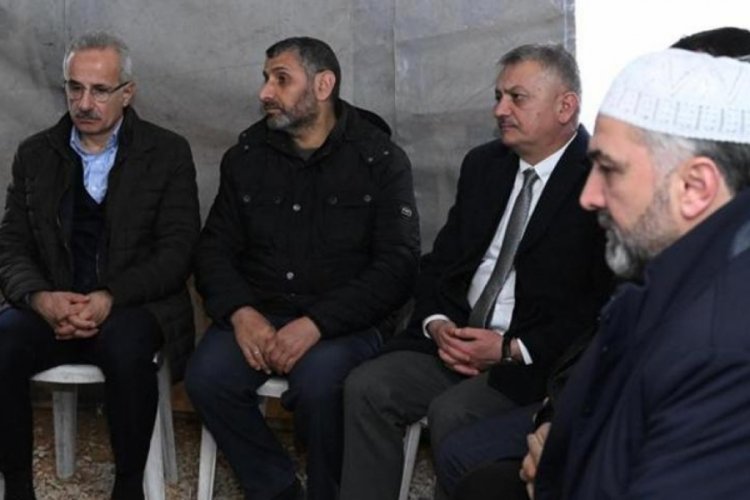 Bakan Uraloğlu şehit Emre Taşkın'ın ailesini ziyaret etti