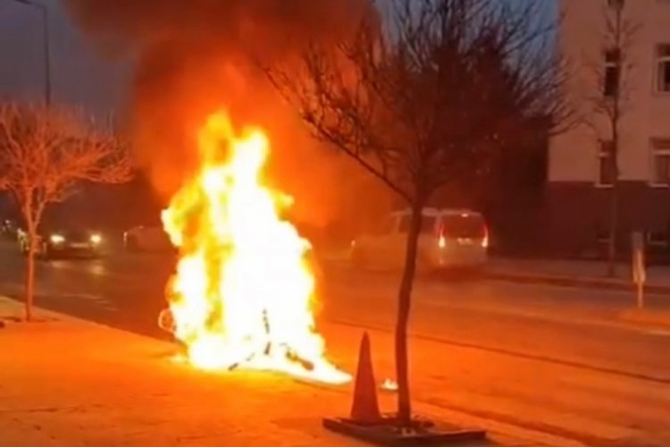 D&uuml;zce'de polisin durdurduğu motosiklet alev alarak yandı