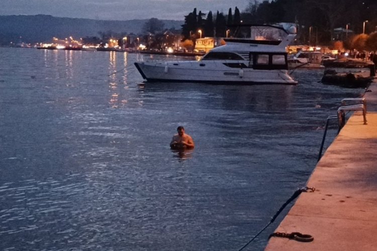 İstanbul'da yılın son g&uuml;n&uuml; havaya aldırış etmeden denize girdiler